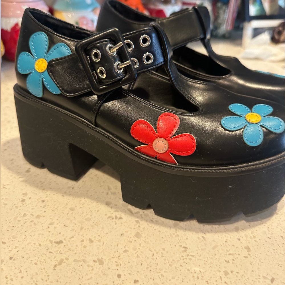 Le moda mary jane floral platforms
